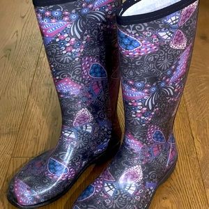 Kamik purple butterfly rain boots!  Worn less than 5 times.  Super cute!